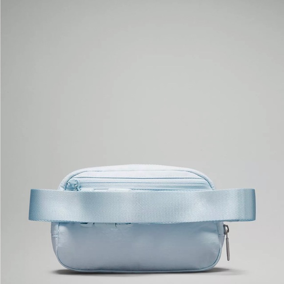 Powder Blue Lululemon Everywhere Crossbody Belt Bag 1L NWT - Picture 3 of 5